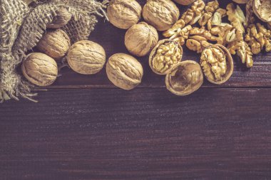 Koyu ahşap üzerine ceviz 