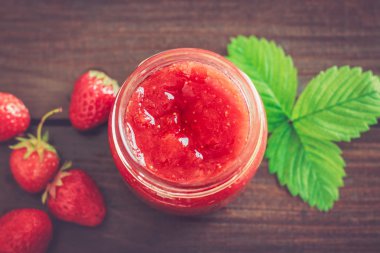 Çilek reçeli kavanozu 