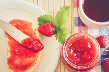 Çilek reçelli bir dilim ekmek. 