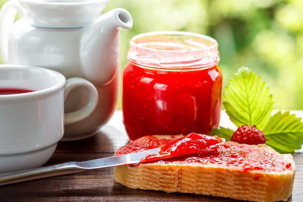 Slice of bread with strawberry jam — Stock Photo, Image