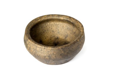 İzole boş rustik kil kase