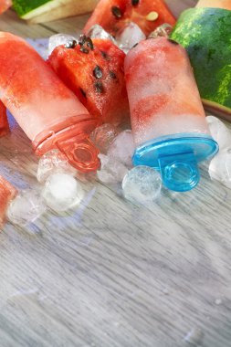 Dondurulmuş karpuz popsicles