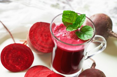 Pancar suyu nane yaprakları ile