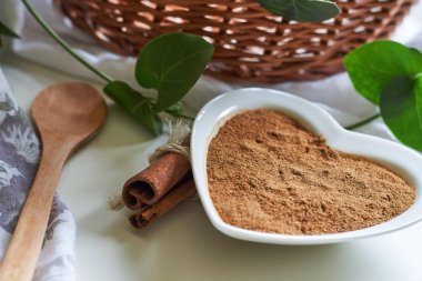 Kalp şeklinde kase toz tarçın