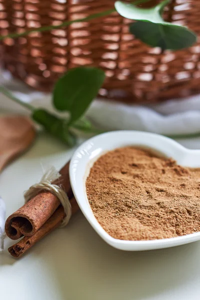 Canela en polvo en un tazón en forma de corazón —  Fotos de Stock