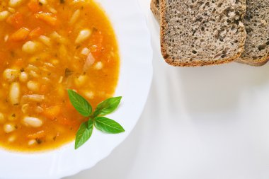 Pişmiş fasulye beyaz tabak içinde hizmet