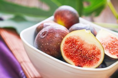 Taze olgun siyah incir