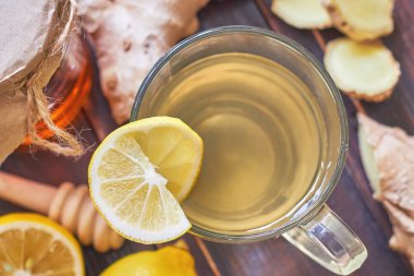 Bal ve limon zencefil çay servisi