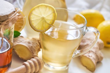 Bal ve limon zencefil çay servisi