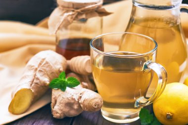 Bal ve limon zencefil çay servisi