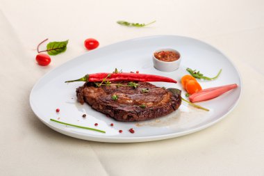 biber ve domates ile biftek