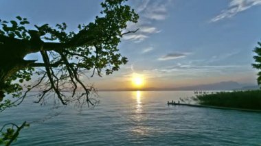 Göl günbatımı ile bulutlar - tam Hd Timelapse