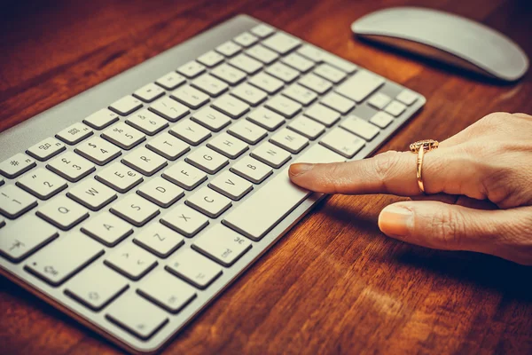 Bilgisayar klavye - ağ veya iş kavramı