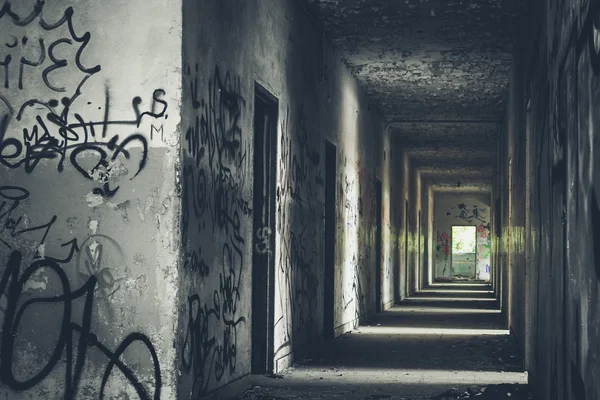 Zaman terk edilmiş yerlerde