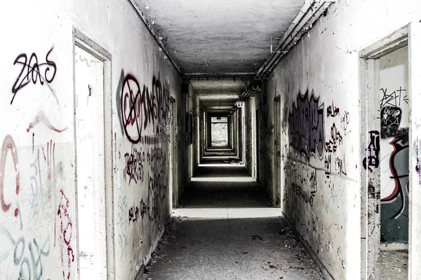 Zaman terk edilmiş yerlerde