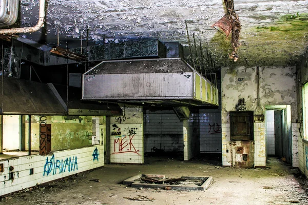 Zaman terk edilmiş yerlerde