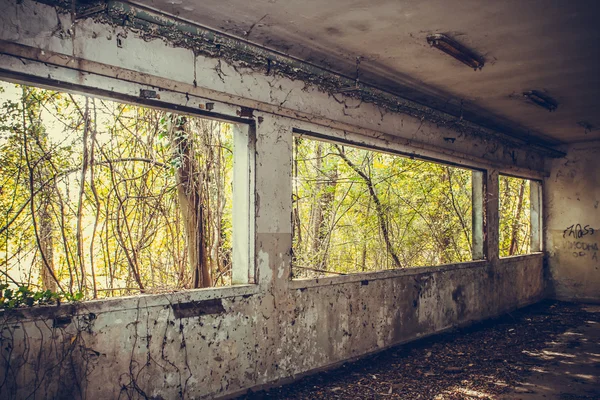 Zaman terk edilmiş yerlerde