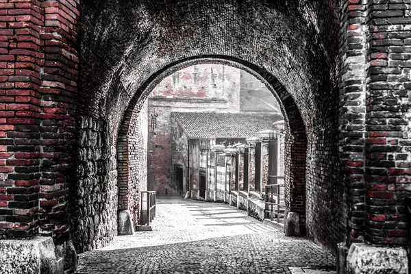 Zaman terk edilmiş yerlerde