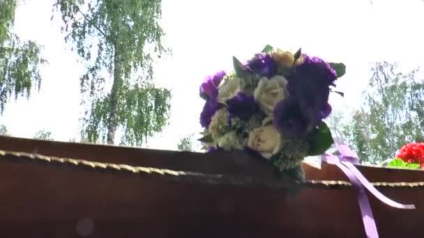O buquê da noiva na rua — Vídeo de Stock