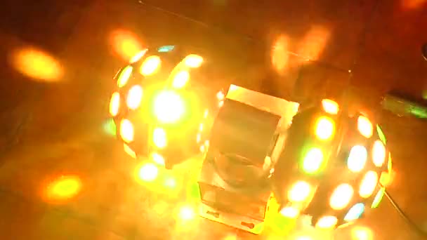 Unidade de luz na forma de uma esfera pisca em cores diferentes — Vídeo de Stock