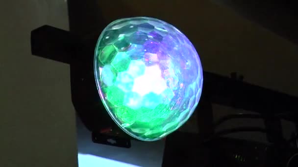 Unità di luce sotto forma di una sfera lampeggia in diversi colori — Video Stock