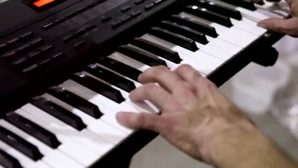 Музыкант играет на синтезаторе клавиш — стоковое видео