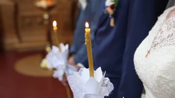 Bröllop ljus i kyrkan — Stockvideo
