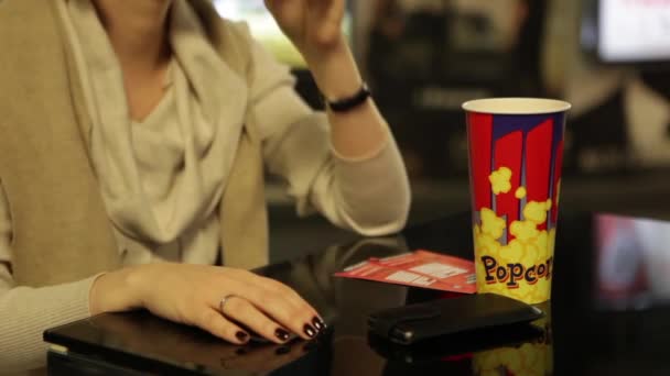 Junges Mädchen sitzt im Café — Stockvideo