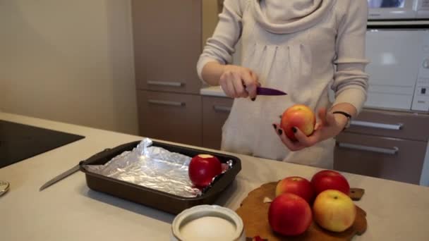 Una ragazza in cucina che prepara le mele — Video Stock