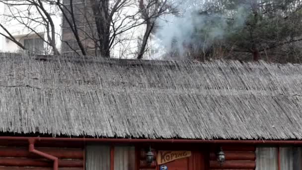 Fumée sur le toit du vieux café — Video