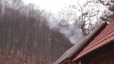 Eski Cafe 2 çatı üzerinde duman