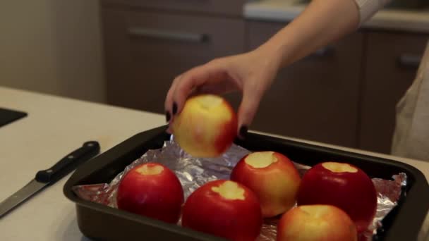 Νεαρό κορίτσι προετοιμασία μήλα στην κουζίνα — Αρχείο Βίντεο