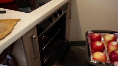 Kız elma ile pişirme için fırın formunda aşağı bırakır