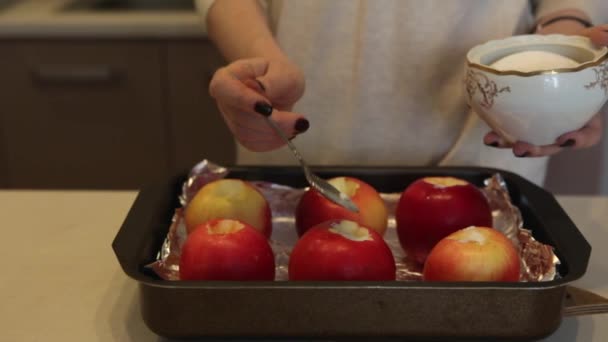 Κορίτσι ψεκάζει μήλα ζάχαρη — Αρχείο Βίντεο