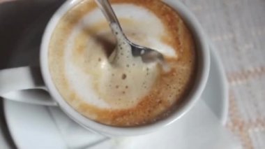 Cafe kız beyaz bir fincan kahve kaşığı engeller