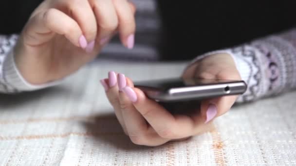 Manos de mujer Mensajes de texto en Smartphone en el Café — Vídeo de stock