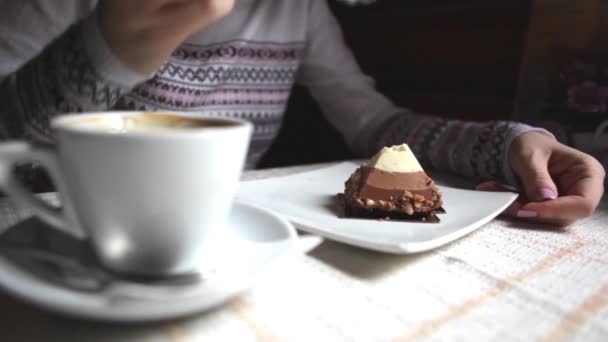Chica en un café comiendo pastel con tres capas de mousse de chocolate v2 — Vídeos de Stock