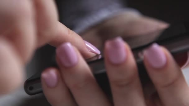 스마트폰 카페에서에 우아한 아름 다운 여자 손가락 문자 메시지. — 비디오