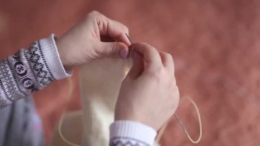Eller bir kazak sütlü bebek modeli dokuma kumaşlar bir kız