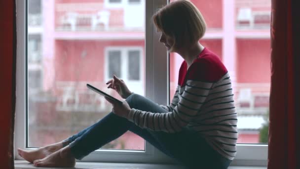 Молодая женщина чатится на своем тачпаде в Интернете — стоковое видео