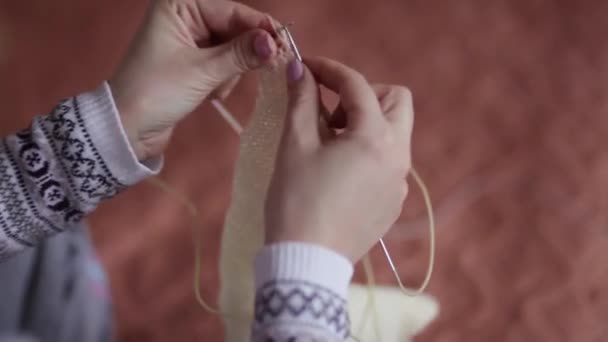 Mains d'une fille qui tricote un modèle de bébé laiteux Pullover — Video