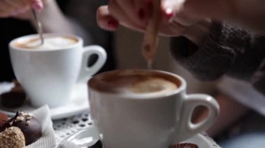 Bir Cafe sabah kahve içme kız