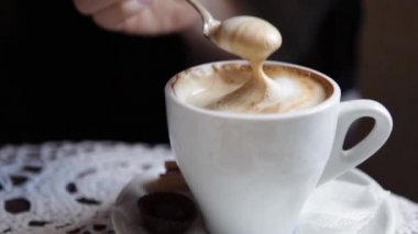 Sabah Cappuccino bir Cafe içme kız