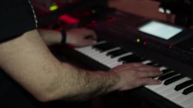 Profesyonel adam piyano