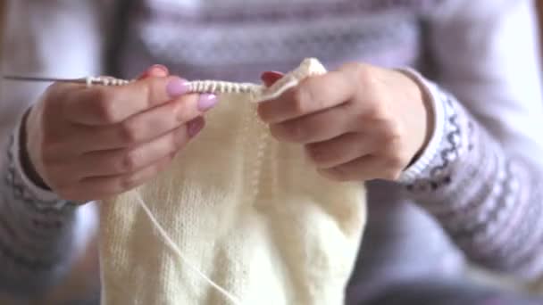 Chica comprueba tejidos en radios ropa para el bebé — Vídeo de stock