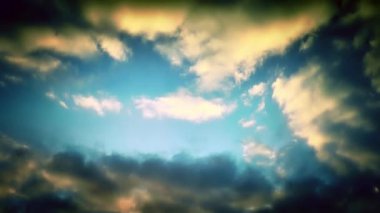 İlginç gökyüzü mavi sarı siyah renk