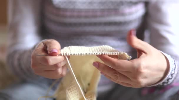 Girl Knits på ekrarna kläder för barnet — Stockvideo