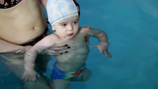 Menino juntos com sua mãe na piscina — Vídeo de Stock