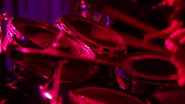 Professionele muzikant speelt de drums — Stockvideo