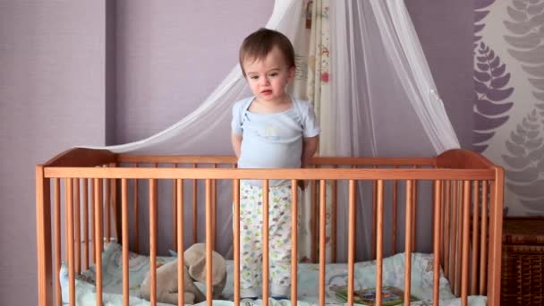 Petit garçon malheureux debout dans sa crèche — Video